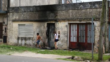 Ante las constantes agresiones, los vecinos quemaron el frente de la casa.