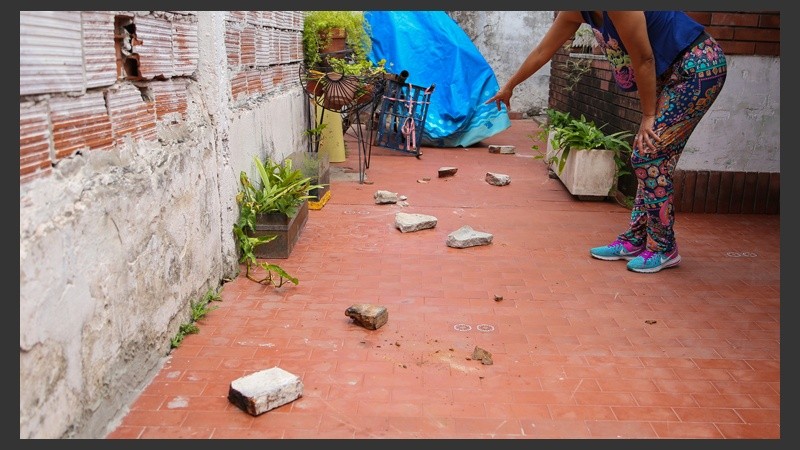Llueven piedrazos en los patios de los vecinos. 