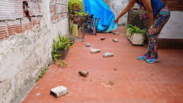 Llueven piedrazos en los patios de los vecinos.