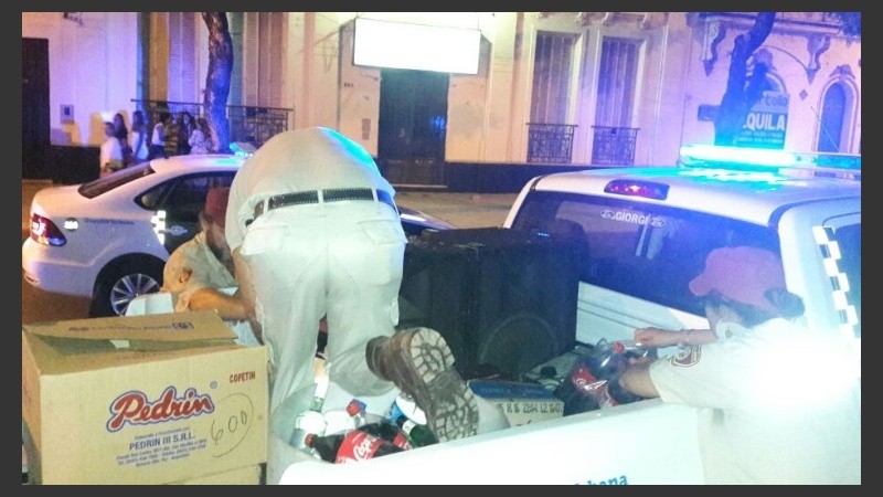 Algunos de los elementos confiscados en la fiesta.