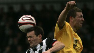 Los científicos aseguran que en el caso de los jugadores amateurs los cabezazos tienen un riesgo mínimo.