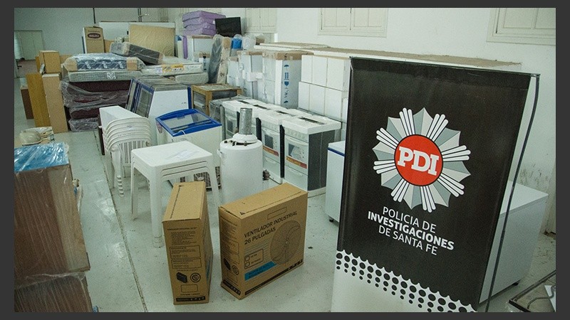 La PDI secuestró electrodomésticos, colchones y muebles.