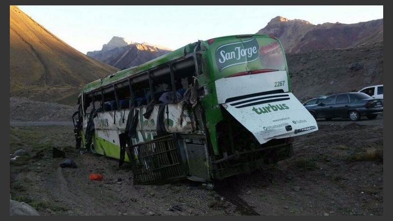 Así quedó el micro en Horcones. 