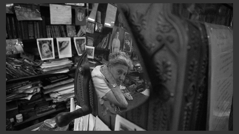 Amalia tiene 86 años y es quien recibe a los clientes. 