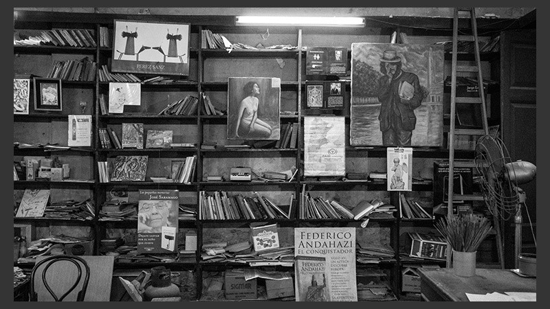 Un rincón de la histórica librería rosarina, que parece detenida en el tiempo. (Alan Monzón/Rosario3.com)