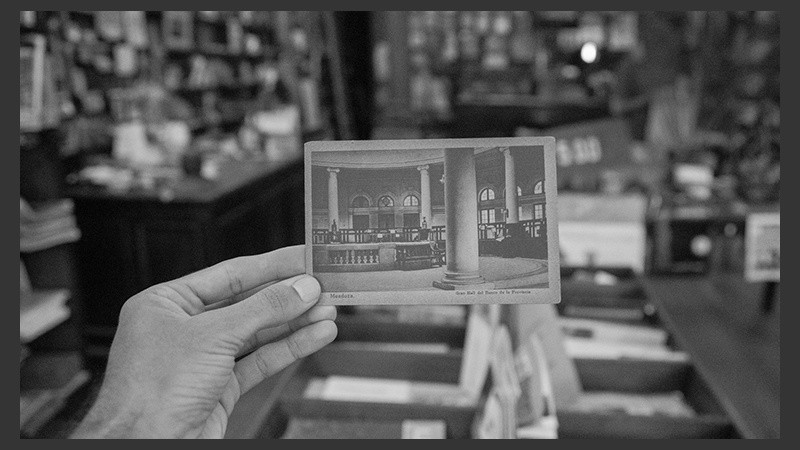 Hay un puñado de postales a la venta. Quien busca detenidamente podrá encontrar material valioso. (Alan Monzón/Rosario3.com)