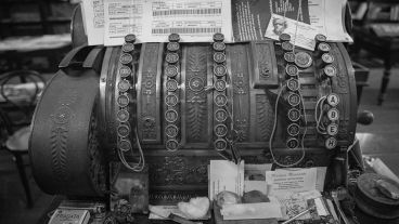 Una máquina registradora que perdura en el tiempo. Es la misma que se utilizó en los comienzos del local. (Alan Monzón/Rosario3.com)