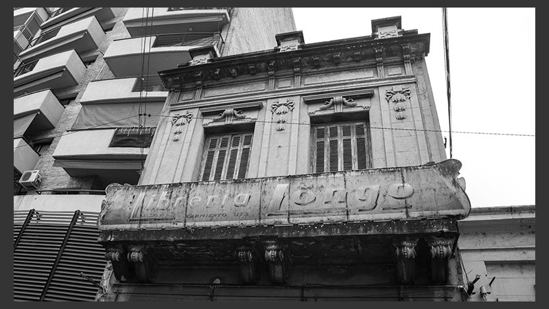 Las letras del cartel original apenas se pueden leer en el edificio histórico de calle Sarmiento. (Alan Monzón/Rosario3.com)