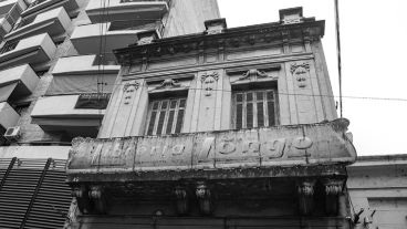 Las letras del cartel original apenas se pueden leer en el edificio histórico de calle Sarmiento. (Alan Monzón/Rosario3.com)