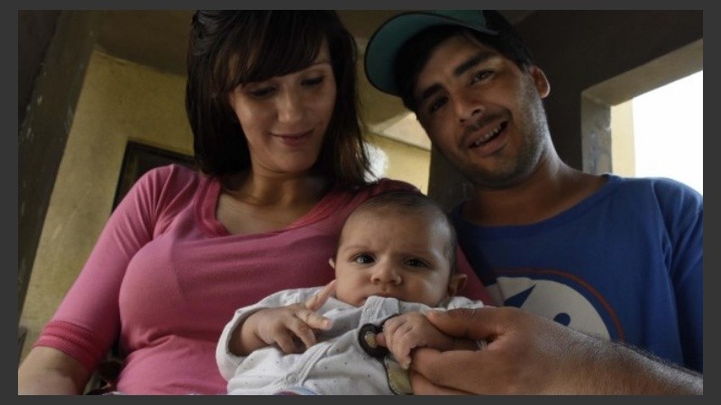 El niño de dos meses ya está bien y junto a sus padres.