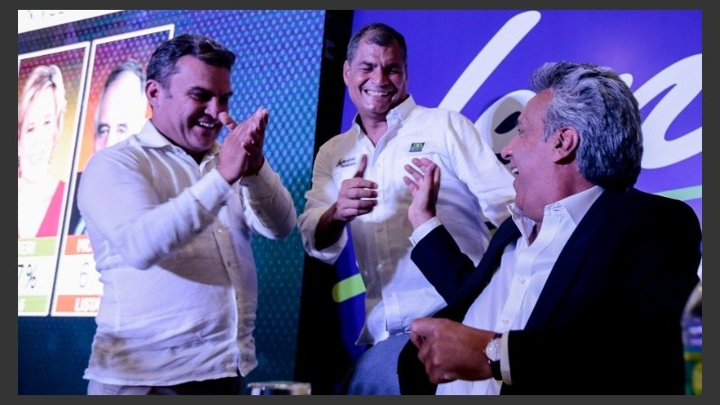 Moreno recibe el saludo de Correa en un búnker con clima festivo.