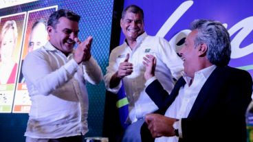 Moreno recibe el saludo de Correa en un búnker con clima festivo.