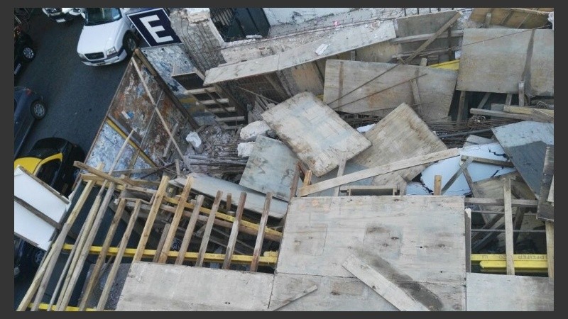 La imagen del derrumbe desde un edificio lindero. 