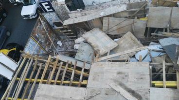 La imagen del derrumbe desde un edificio lindero.