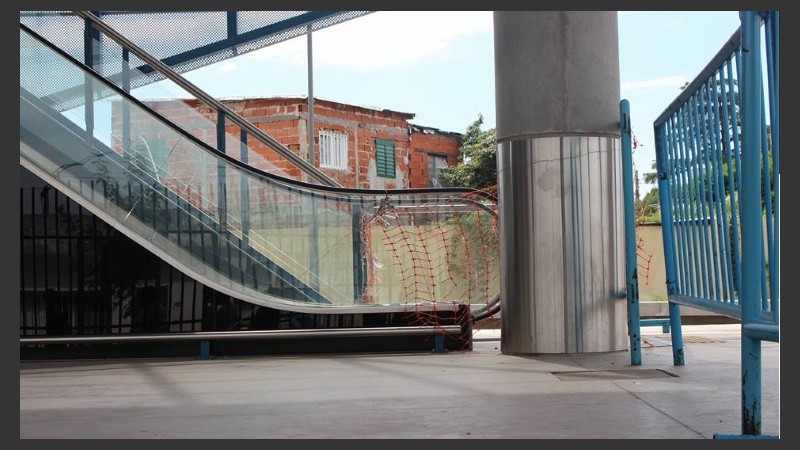 No funciona la escalera mecánica. Tampoco el ascensor. 