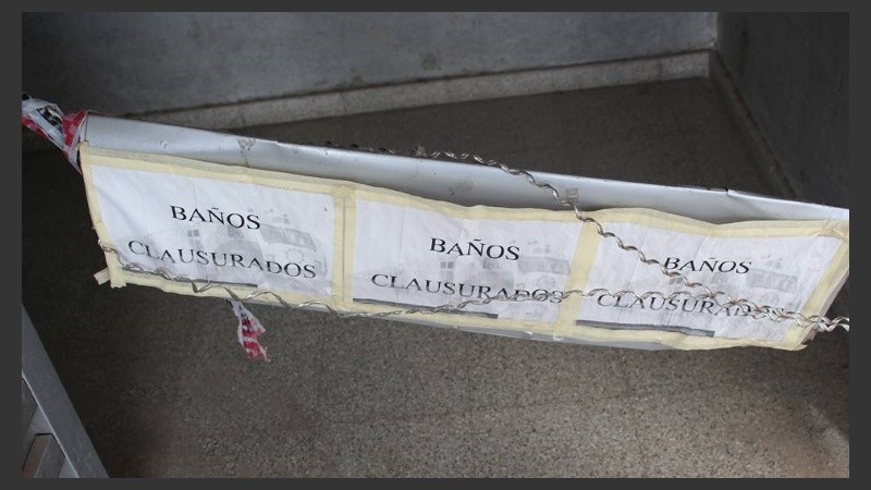 Los baños del primer piso están clausurados. 