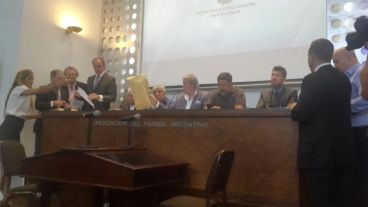 Media Pro, Fox y ESPN, las empresas interesadas en transmitir el fútbol argentino.