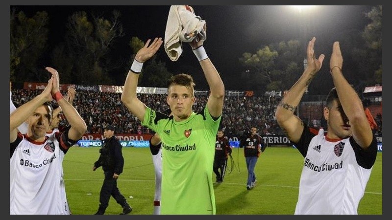 Unsain levanta las manos y recibe el aplauso del hincha.