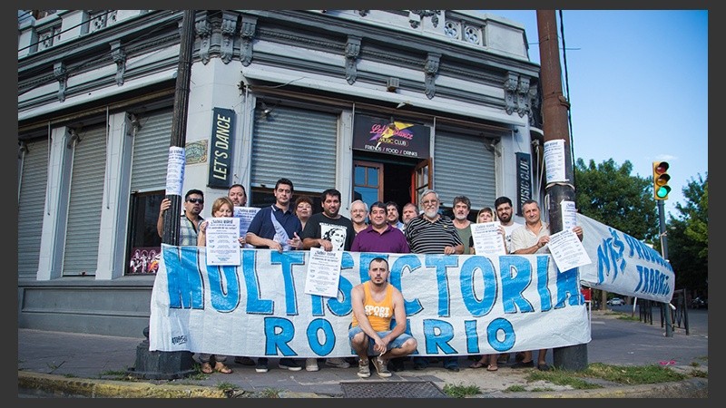 La protesta frente al bar de Callao y Güemes este martes por la mañana.