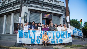 La protesta frente al bar de Callao y Güemes este martes por la mañana.