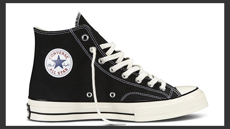 Tiene detalles vintage como una costura muy marcada y la misma lona, más gruesa pero de una mayor comodidad.