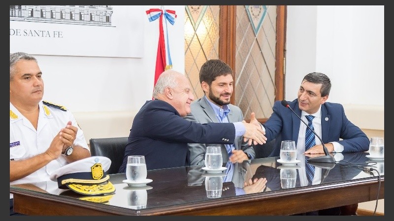 Lifschitz, Pullaro y Corbellini, en la firma para la unificación de la Policía de Investigaciones.