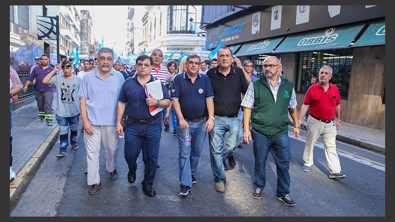 Representantes de distintos gremios en Rioja y Sarmiento frente a la delegación del Ministerio de Trabajo de la Nación.