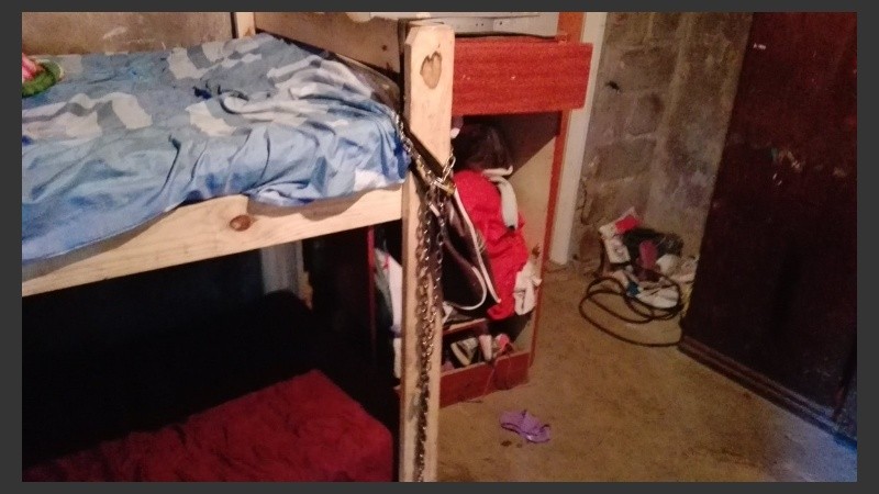 La cama donde habrían atado a la nena. 