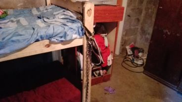 La cama donde habrían atado a la nena.