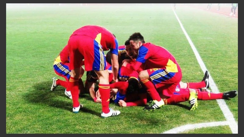 Montaña humana para festejar un triunfo histórico.