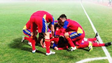 Montaña humana para festejar un triunfo histórico.