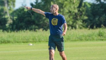 Montero da indicaciones en el entrenamiento.