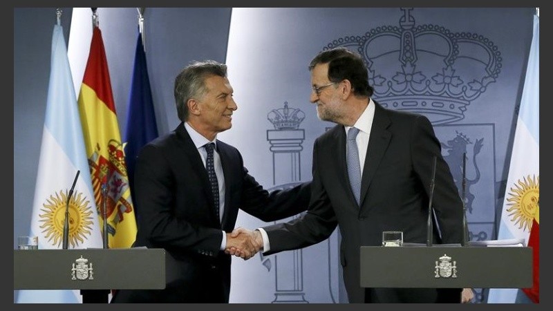 El apretón de manos de Macri y Rajoy en la conferencia. 