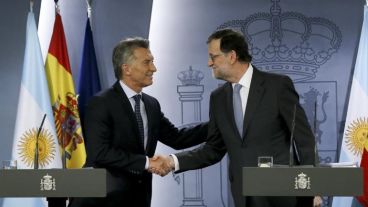 El apretón de manos de Macri y Rajoy en la conferencia.
