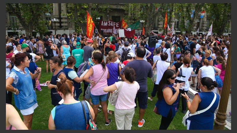 La marcha culminó en plaza San Martín frente a Gobernación.