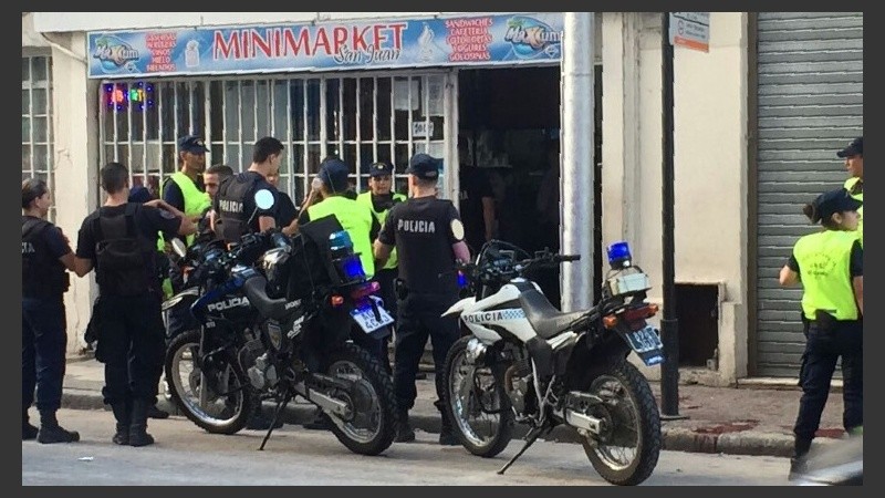 Muchos policías fueron convocados al lugar por el violento hecho. 