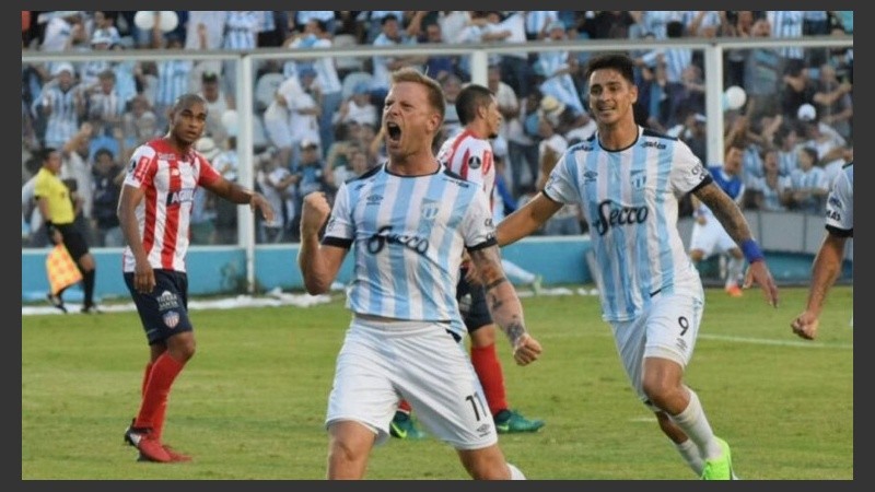 Menéndez grita su gol con alma y vida.