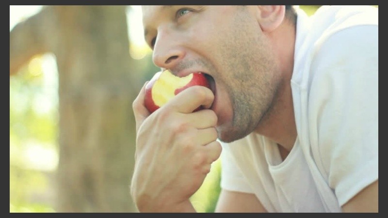 Las manzanas rojas ayudan a prevenir enfermedades cardiovasculares, mientras que las verdes hacen lo propio con el cáncer.