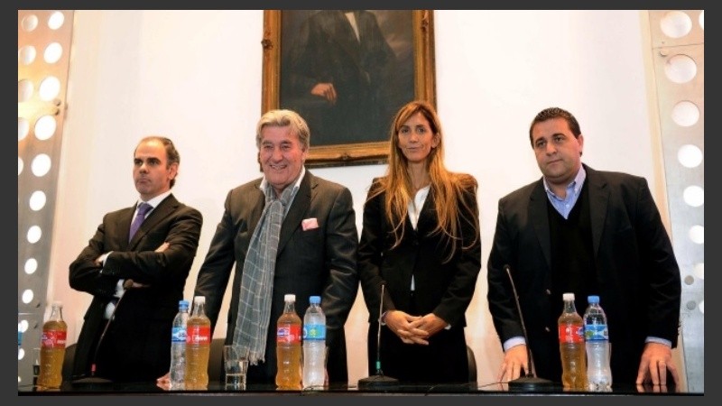 Los integrantes de la Comisión Normalizadora.