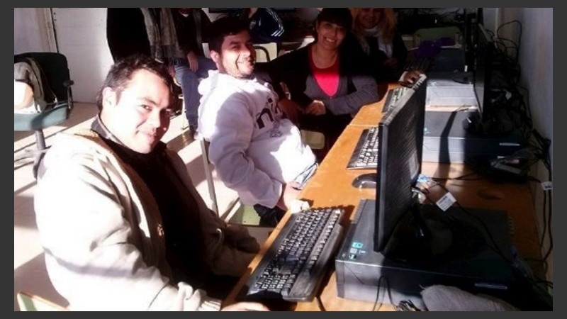 Una empresa capacita a jóvenes de los barrios y les brinda trabajo