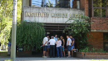 Familiares de las víctimas esperan para reconocer los cuerpos de los fallecidos.