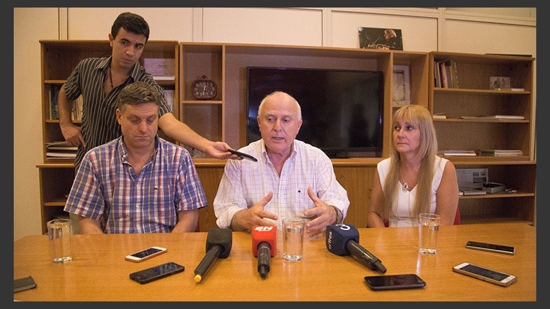 El gobernador dio una conferencia por la tragedia junto a autoridades sanitarias. 