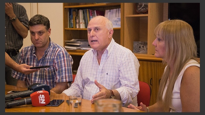 El gobernador dio una conferencia por la tragedia junto a autoridades sanitarias. 