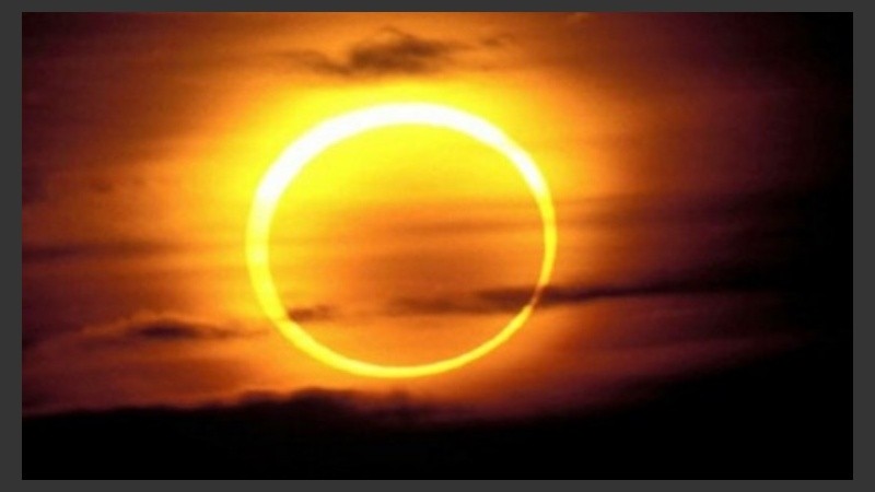 El fenómeno se produce cuando el diámetro aparente de la Luna es menor que el del Sol.