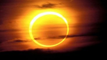 El fenómeno se produce cuando el diámetro aparente de la Luna es menor que el del Sol.