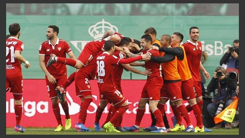 Sevilla dio vuelta el clásico con goles de Mercado e Iborra.
