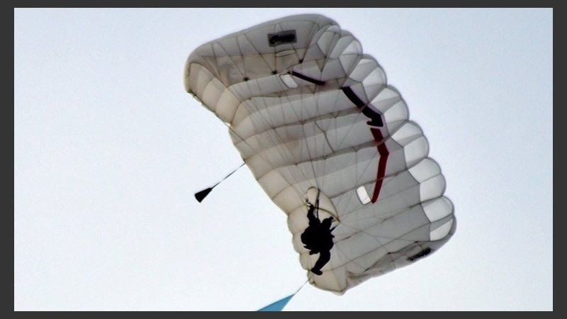 El paracaídas de Arturo Julio falló por motivos que se investigan.