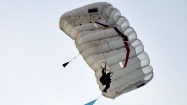 El paracaídas de Arturo Julio falló por motivos que se investigan.