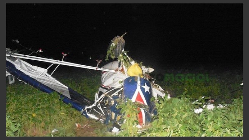 La avioneta era utilizada para fumigar un campo de soja cuando cayó al piso.