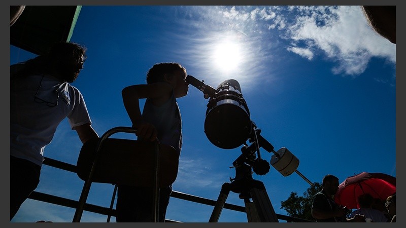 Los rosarinos disfrutaron de un eclipse anular de sol.